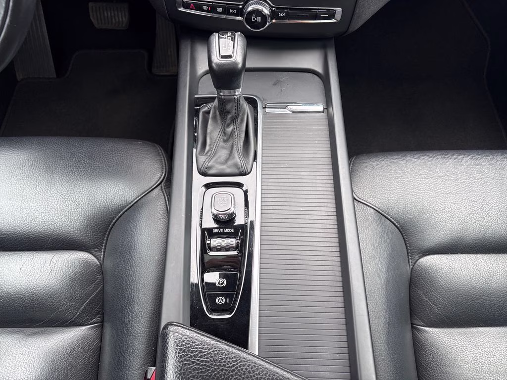 2018 Onyx Black Metallic Volvo XC60 T6 Momentum AWD SUV