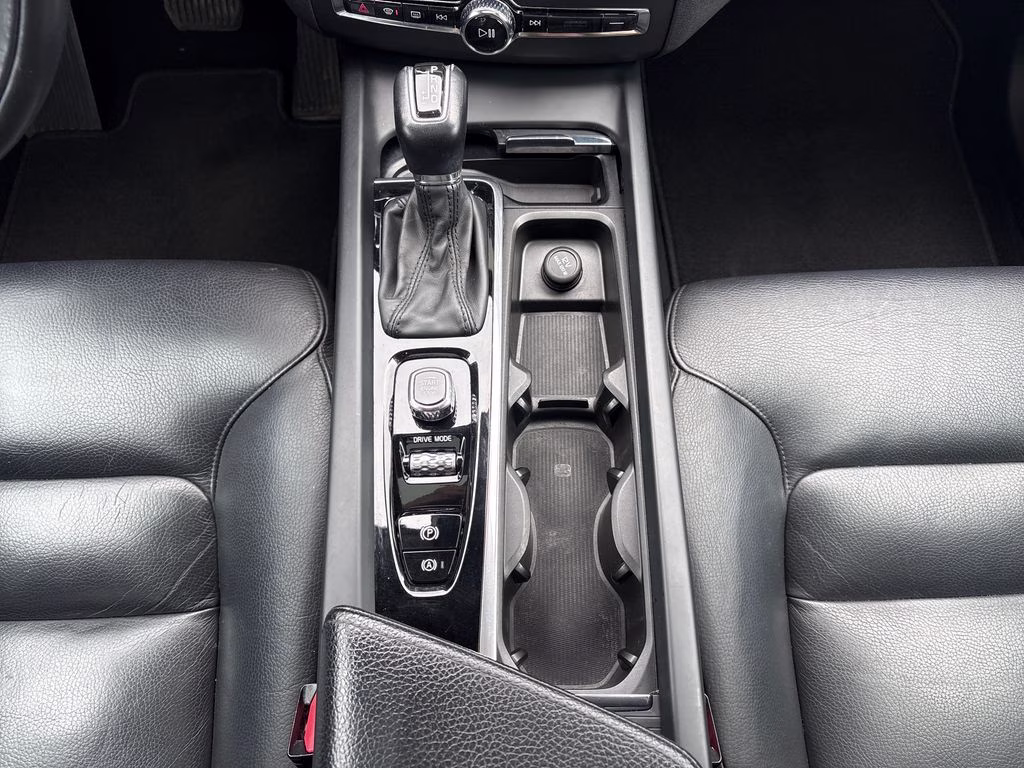 2018 Onyx Black Metallic Volvo XC60 T6 Momentum AWD SUV