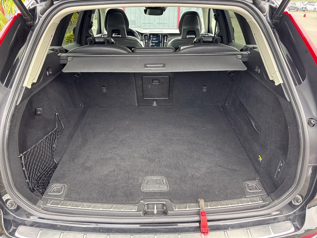 2018 Onyx Black Metallic Volvo XC60 T6 Momentum AWD SUV