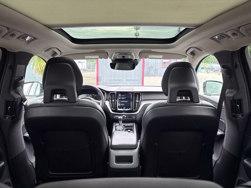 2018 Onyx Black Metallic Volvo XC60 T6 Momentum AWD SUV