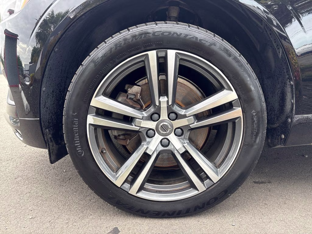 2018 Onyx Black Metallic Volvo XC60 T6 Momentum AWD SUV