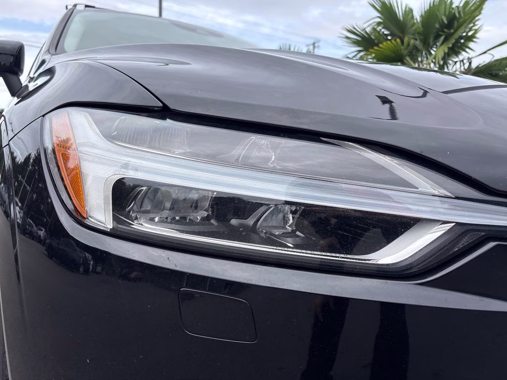 2018 Onyx Black Metallic Volvo XC60 T6 Momentum AWD SUV