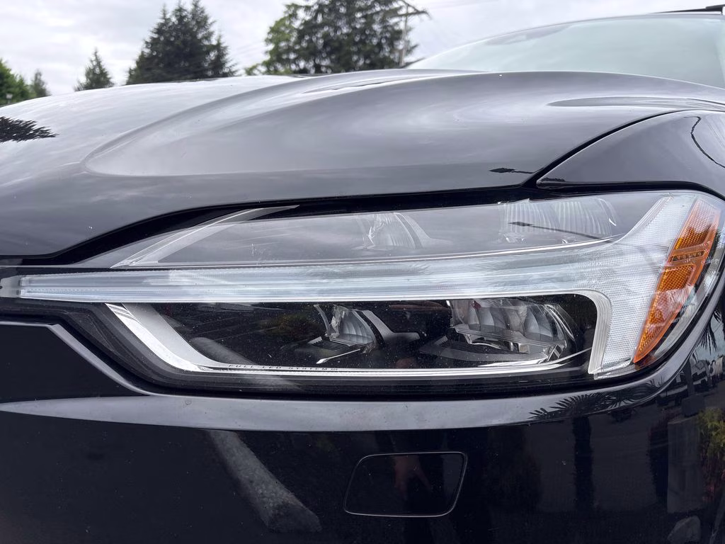 2018 Onyx Black Metallic Volvo XC60 T6 Momentum AWD SUV