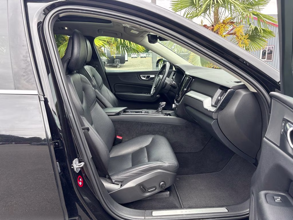 2018 Onyx Black Metallic Volvo XC60 T6 Momentum AWD SUV