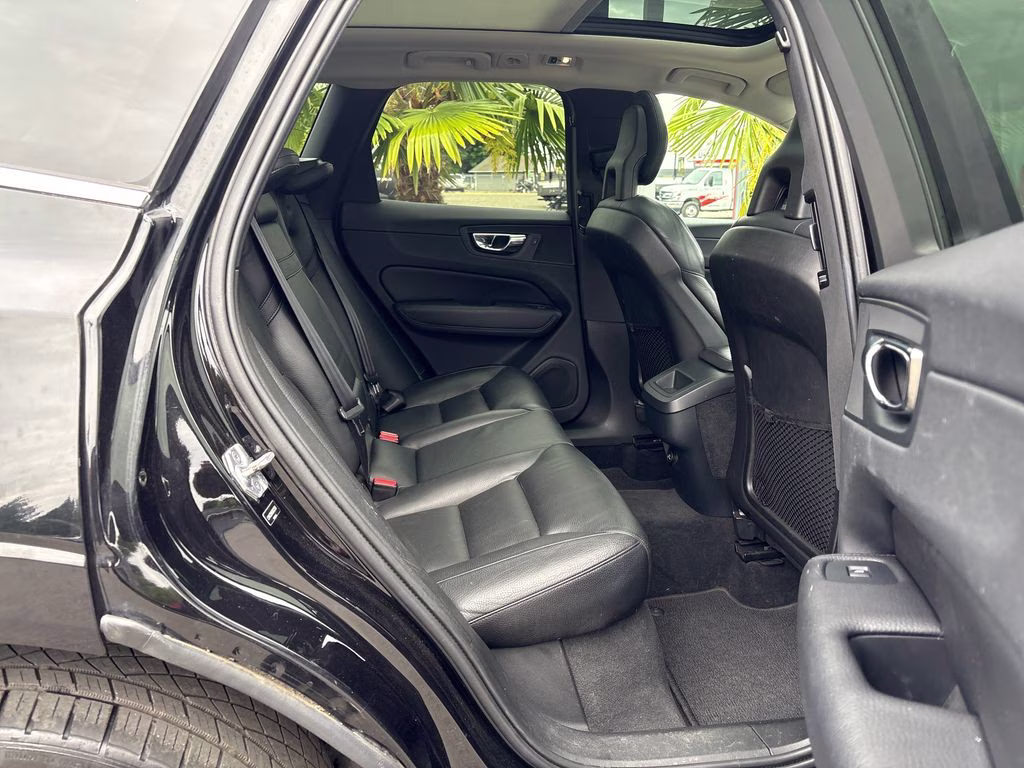 2018 Onyx Black Metallic Volvo XC60 T6 Momentum AWD SUV