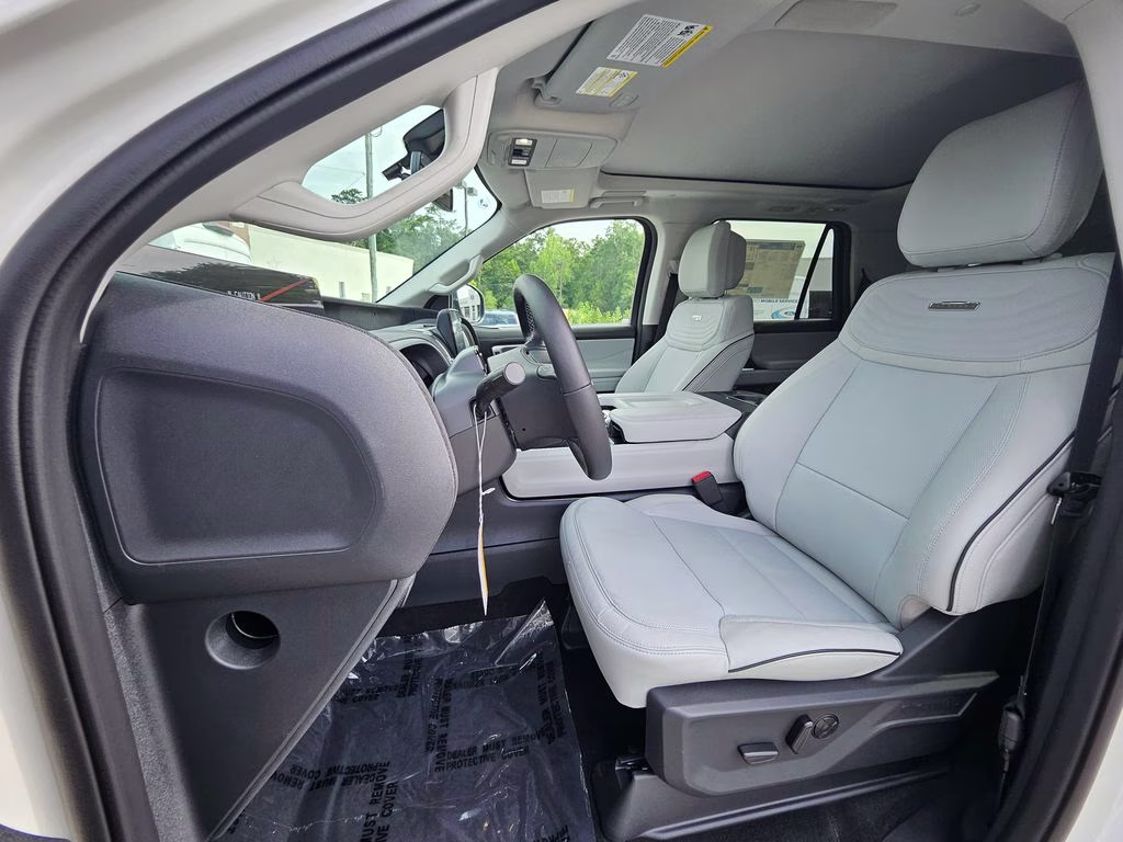 2026 Star White Metallic Tri-Coat Ford Expedition Platinum 4X4 SUV