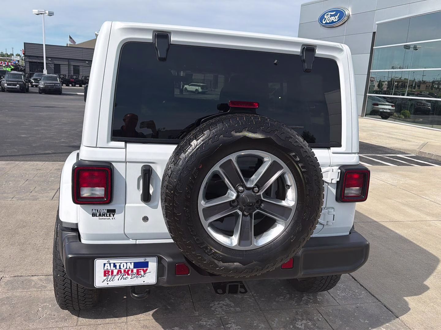 2019 Bright White Jeep Wrangler Unlimited Sahara 4X4 SUV