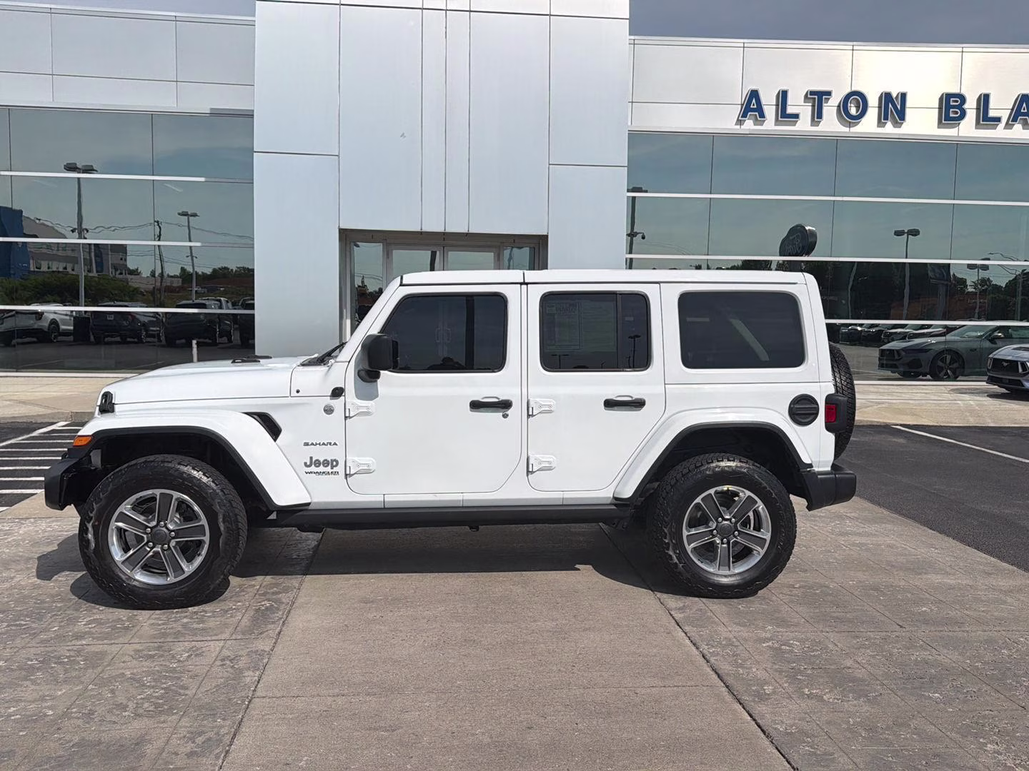 2019 Bright White Jeep Wrangler Unlimited Sahara 4X4 SUV