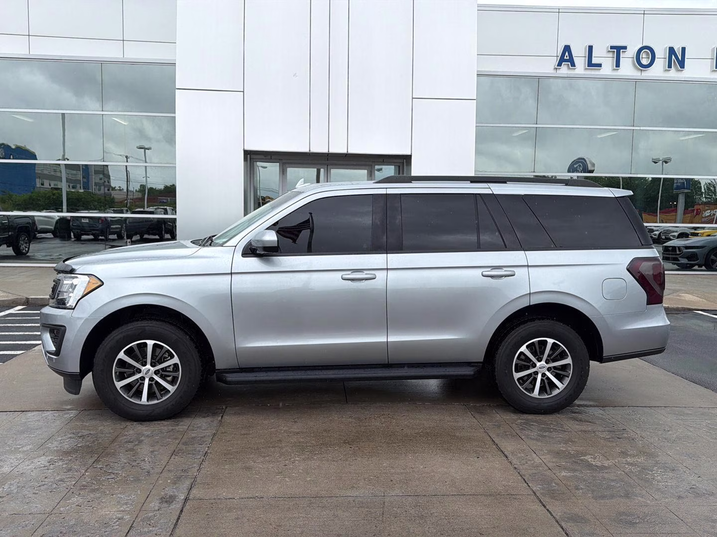 2020 Iconic Silver Ford Expedition XLT 4X4 SUV