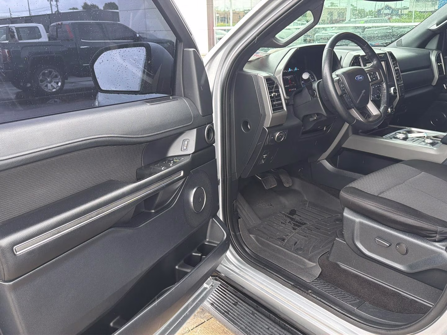 2020 Iconic Silver Ford Expedition XLT 4X4 SUV
