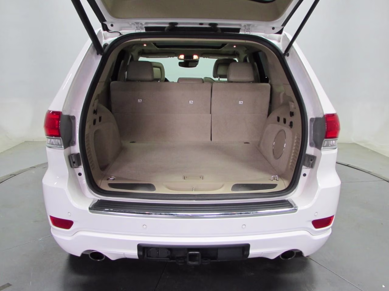 2019 Ivory 3-Coat Jeep Grand Cherokee Overland 4X4 SUV