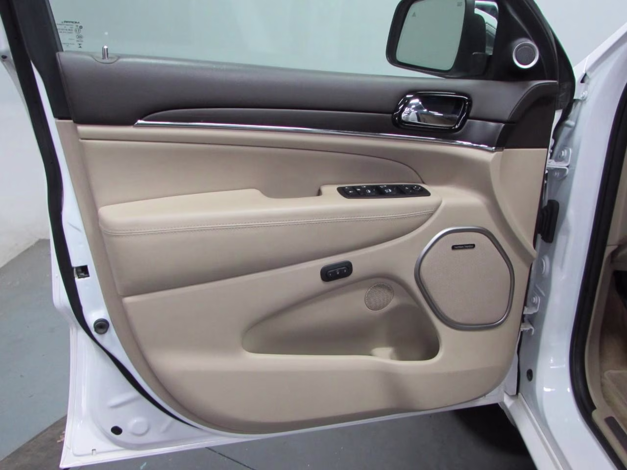 2019 Ivory 3-Coat Jeep Grand Cherokee Overland 4X4 SUV