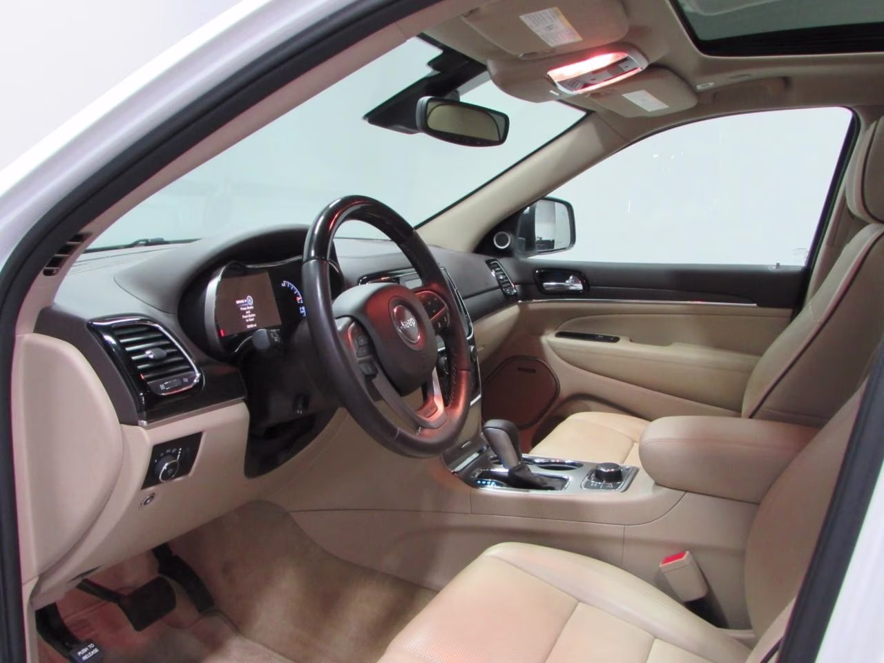 2019 Ivory 3-Coat Jeep Grand Cherokee Overland 4X4 SUV