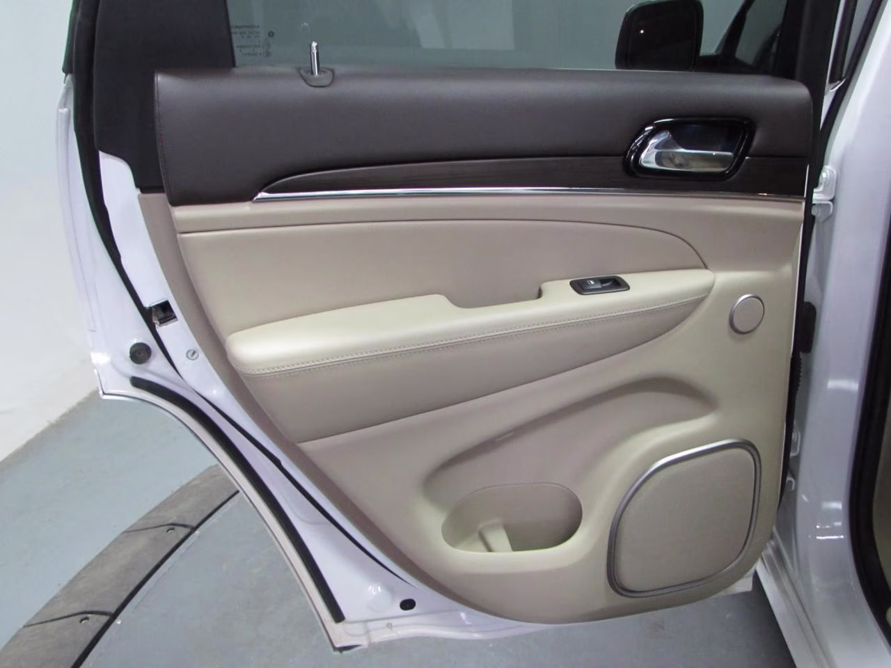 2019 Ivory 3-Coat Jeep Grand Cherokee Overland 4X4 SUV