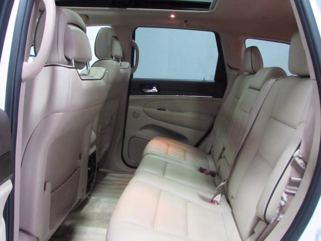 2019 Ivory 3-Coat Jeep Grand Cherokee Overland 4X4 SUV
