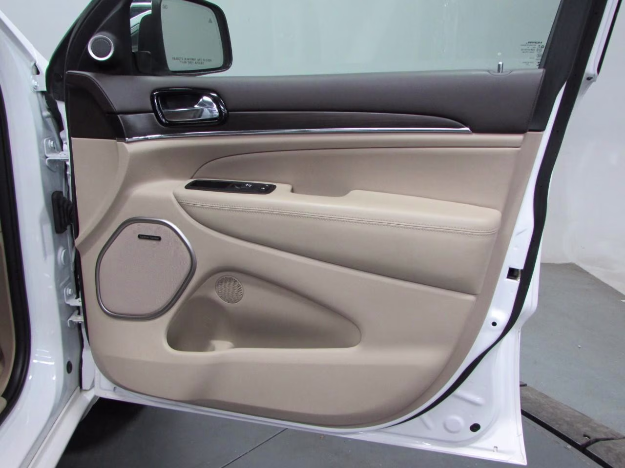 2019 Ivory 3-Coat Jeep Grand Cherokee Overland 4X4 SUV