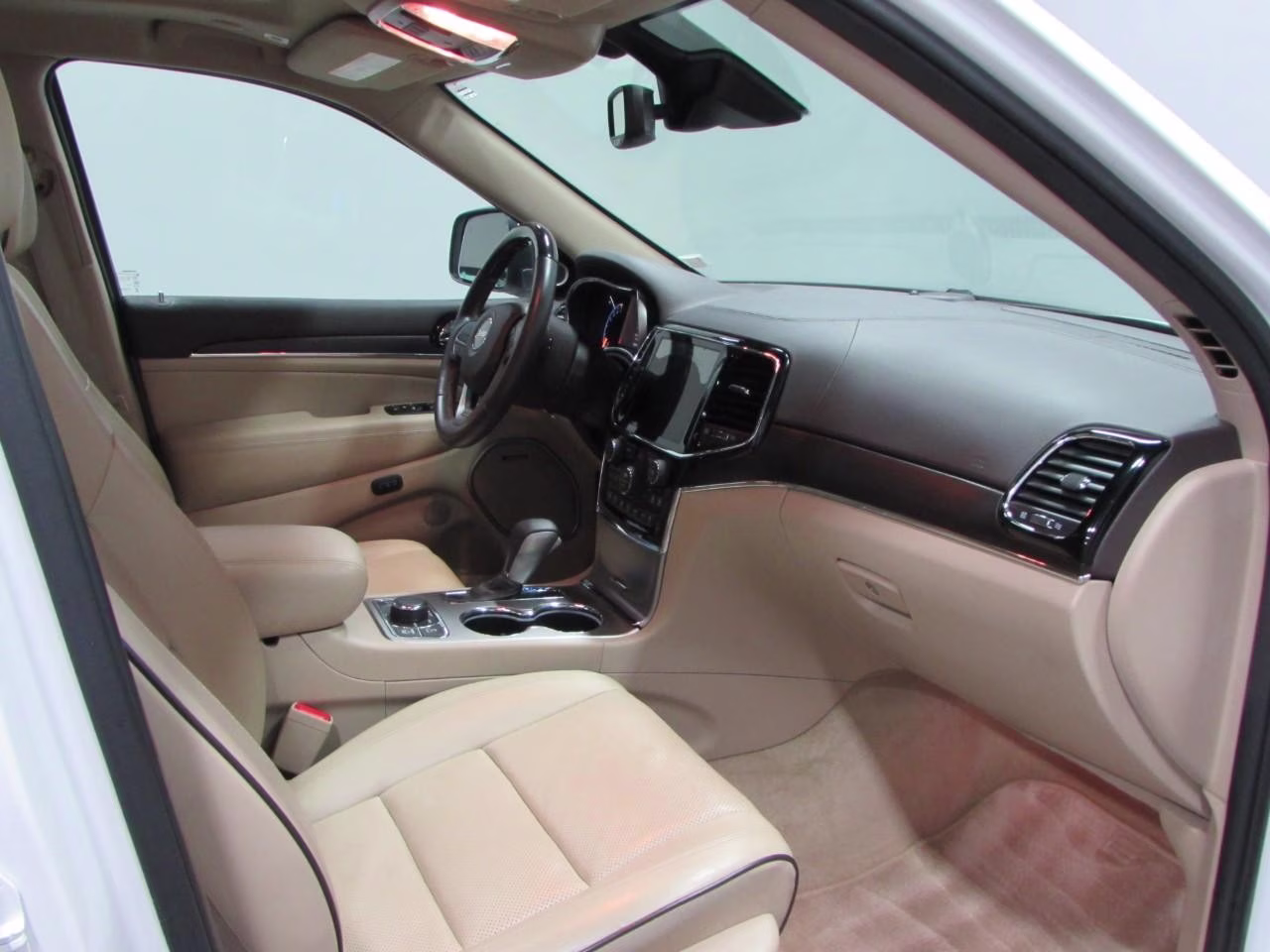2019 Ivory 3-Coat Jeep Grand Cherokee Overland 4X4 SUV