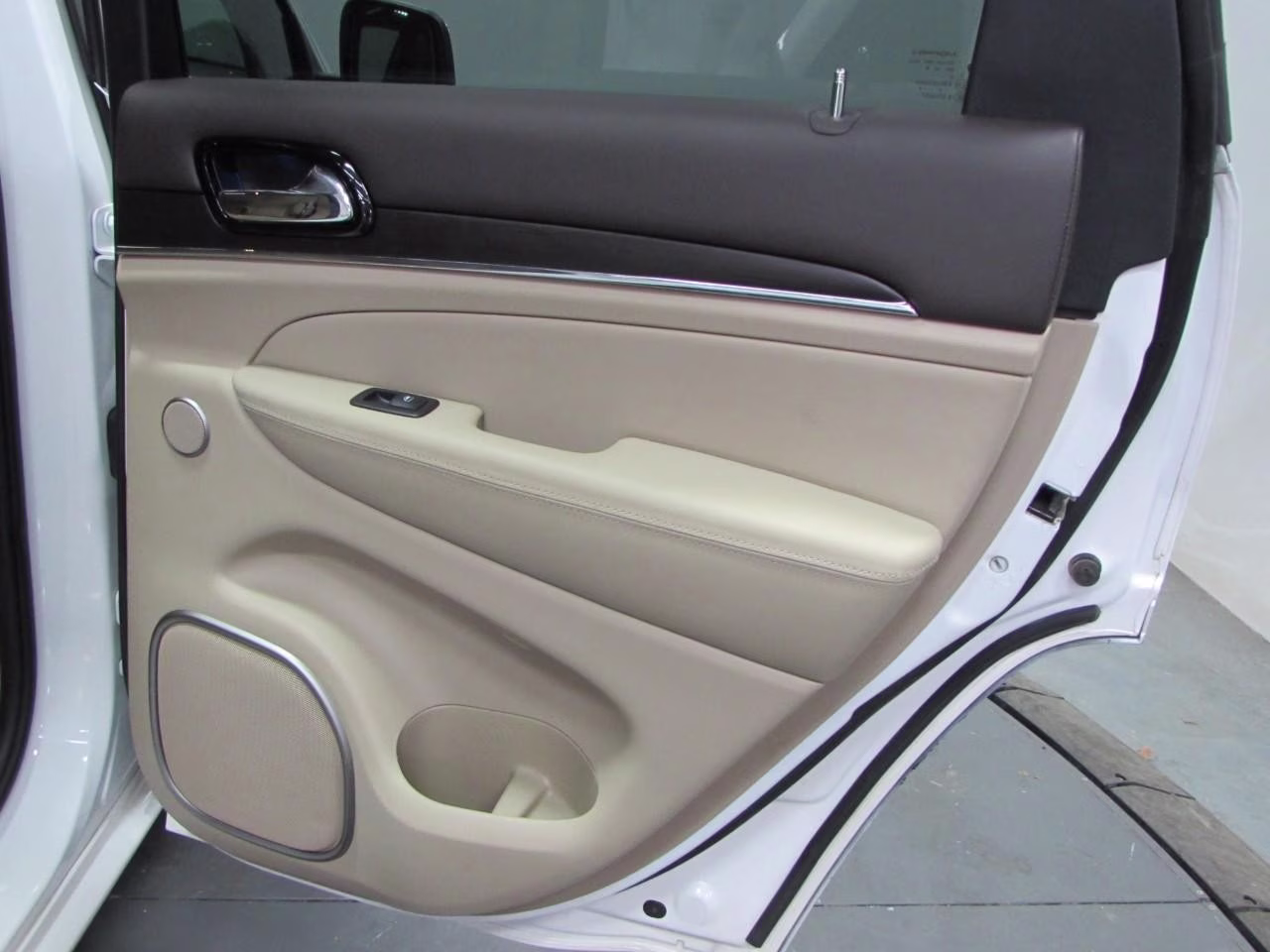 2019 Ivory 3-Coat Jeep Grand Cherokee Overland 4X4 SUV