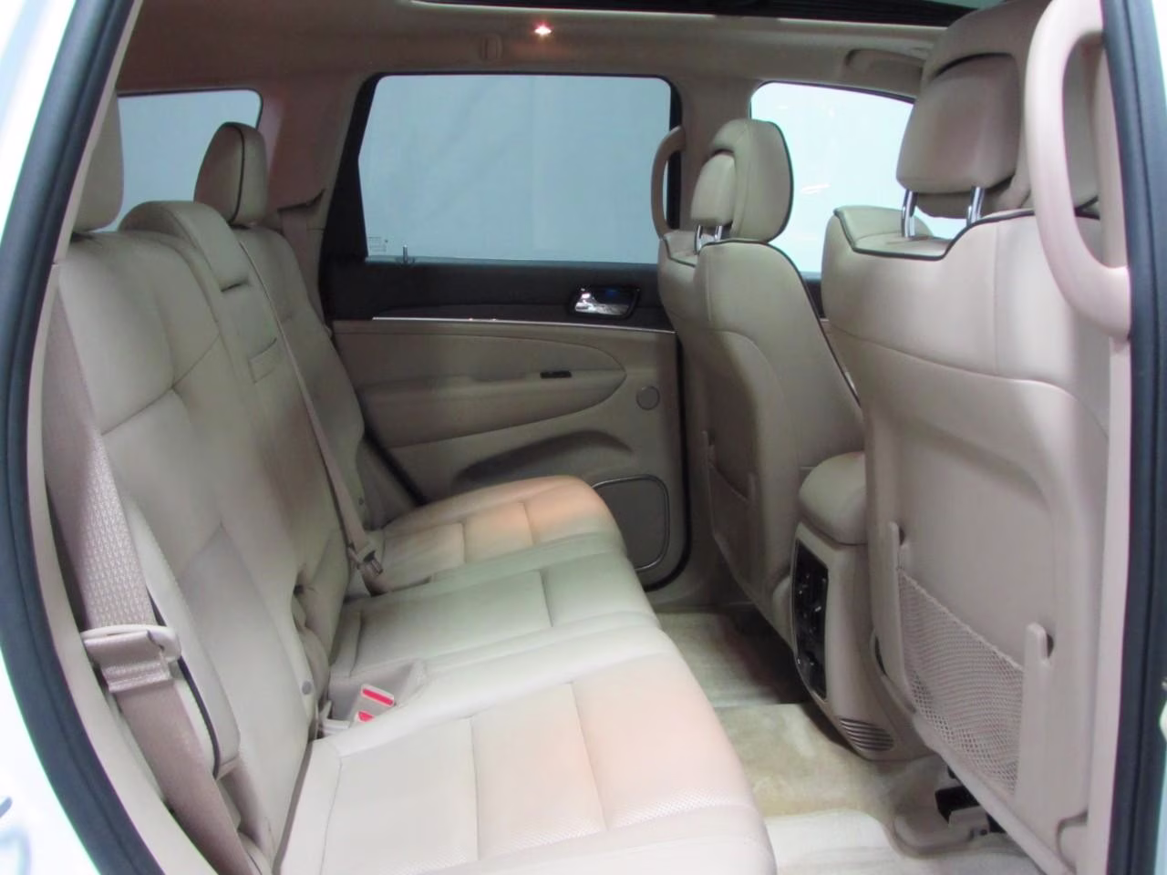 2019 Ivory 3-Coat Jeep Grand Cherokee Overland 4X4 SUV