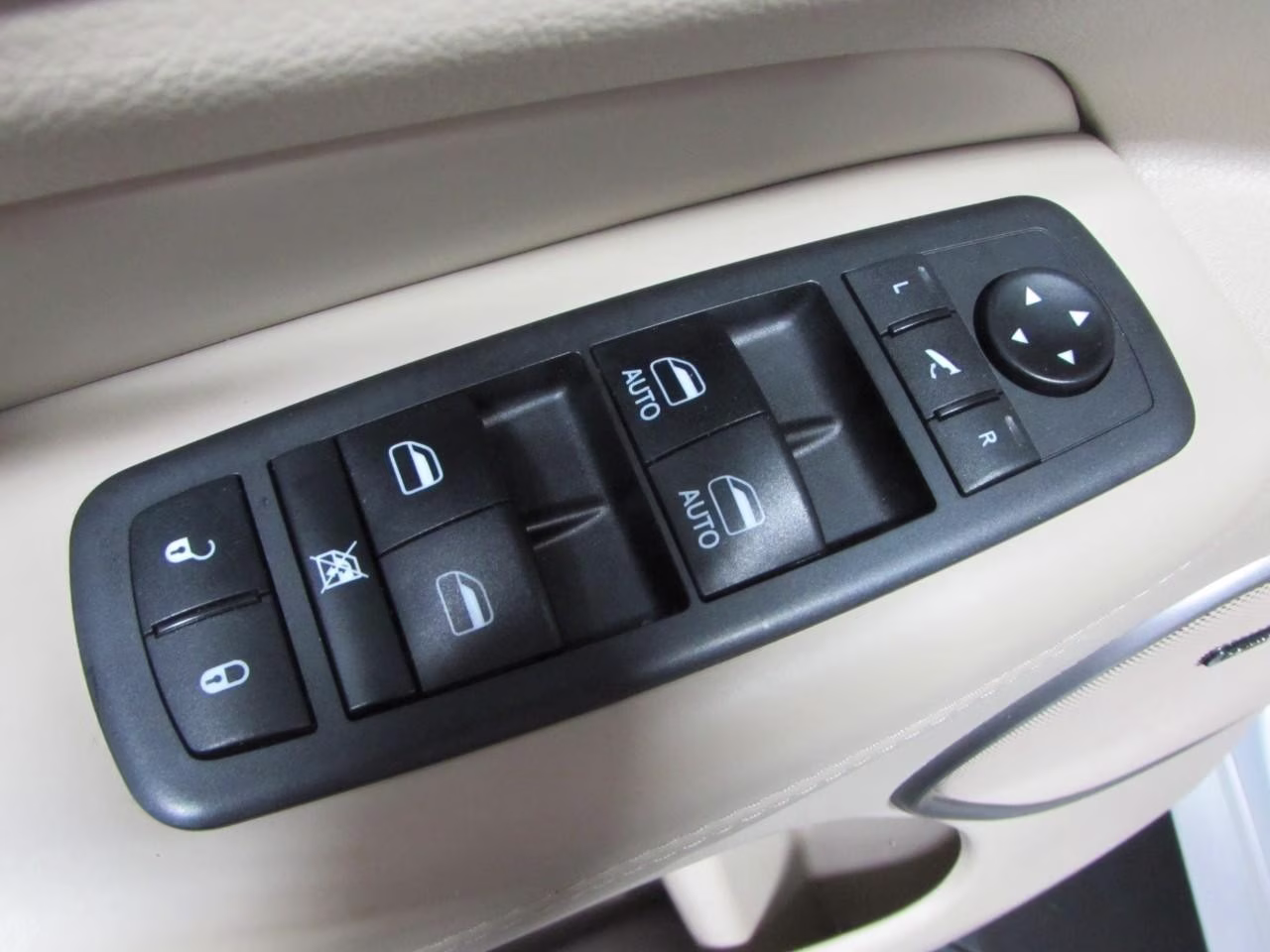 2019 Ivory 3-Coat Jeep Grand Cherokee Overland 4X4 SUV