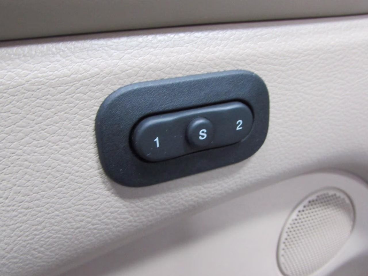 2019 Ivory 3-Coat Jeep Grand Cherokee Overland 4X4 SUV