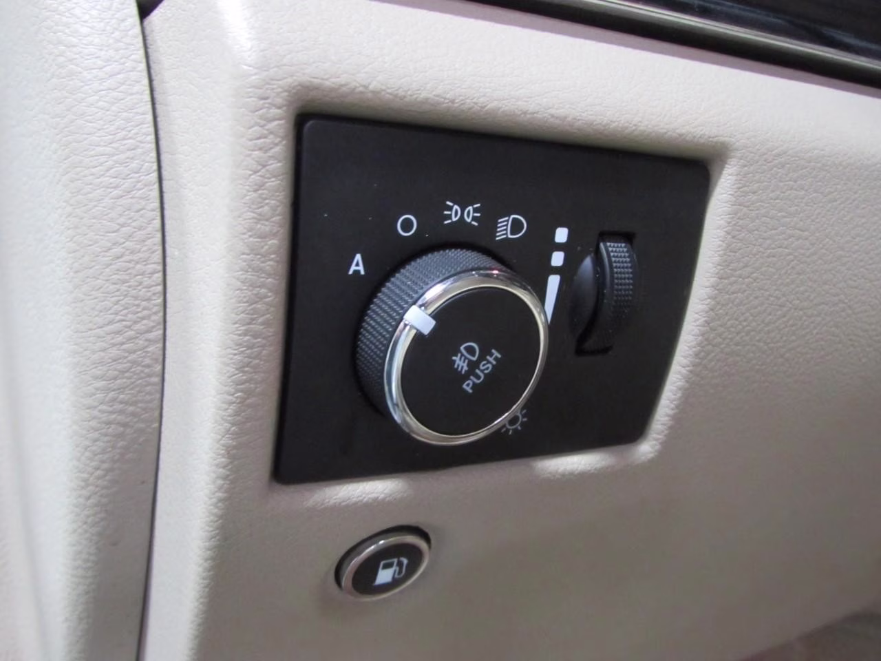 2019 Ivory 3-Coat Jeep Grand Cherokee Overland 4X4 SUV