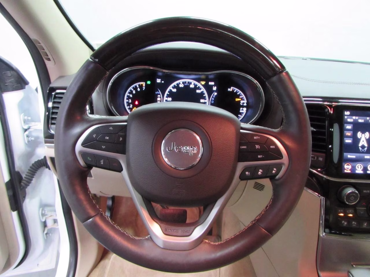 2019 Ivory 3-Coat Jeep Grand Cherokee Overland 4X4 SUV