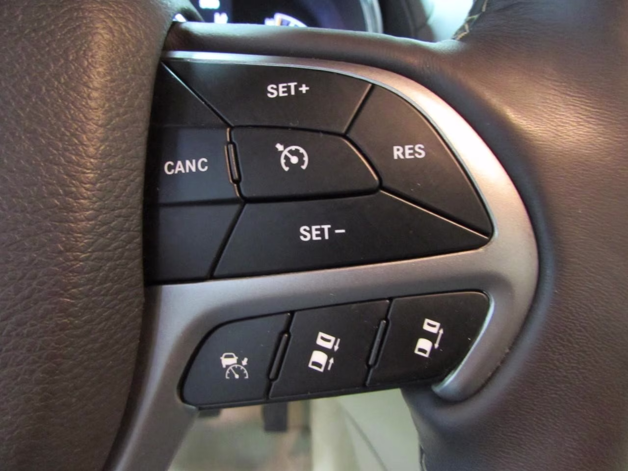 2019 Ivory 3-Coat Jeep Grand Cherokee Overland 4X4 SUV