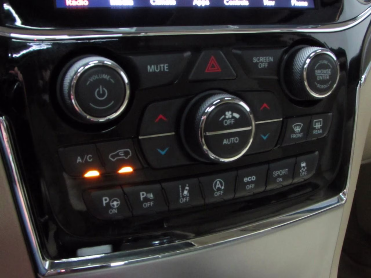 2019 Ivory 3-Coat Jeep Grand Cherokee Overland 4X4 SUV