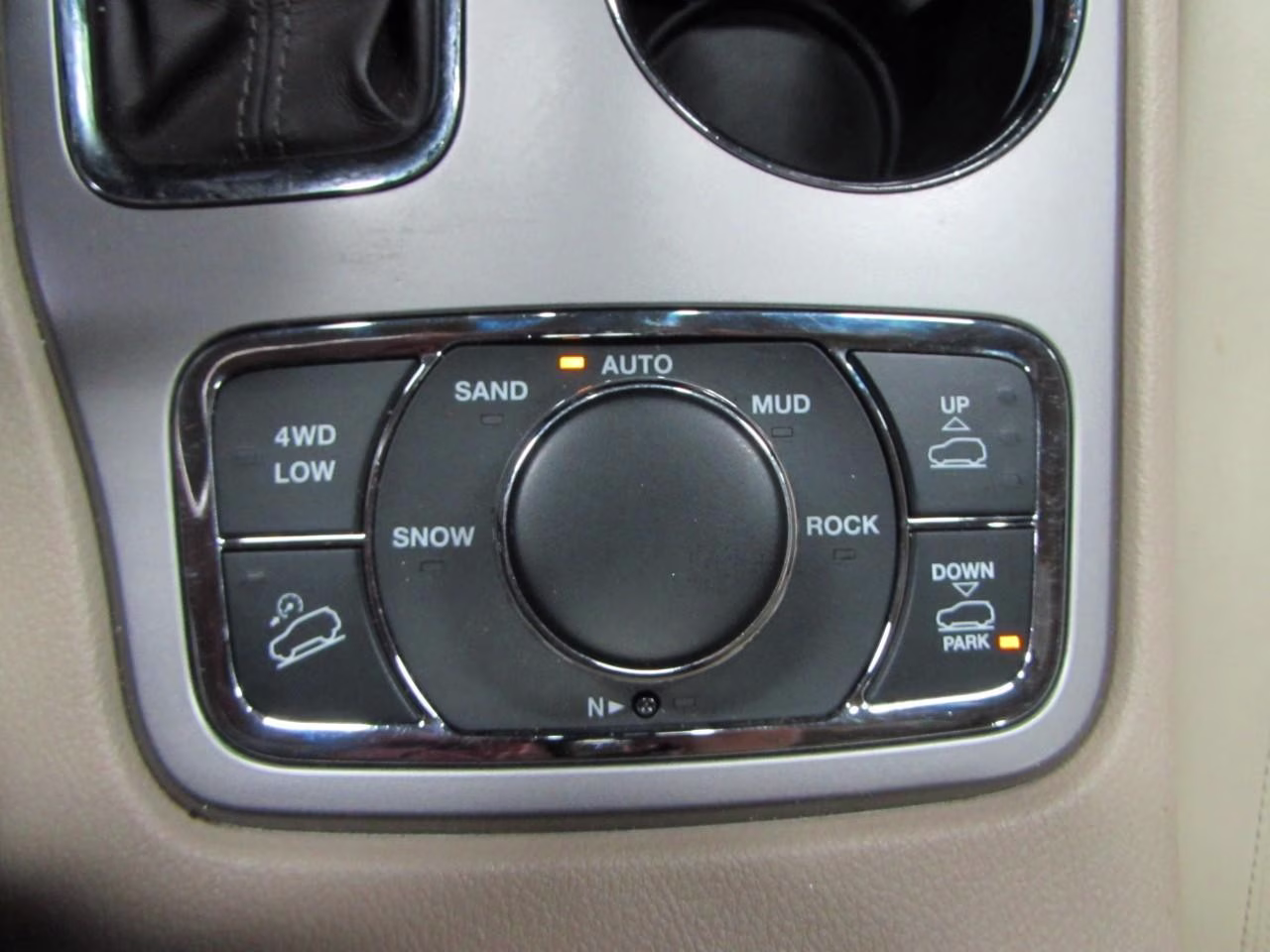 2019 Ivory 3-Coat Jeep Grand Cherokee Overland 4X4 SUV