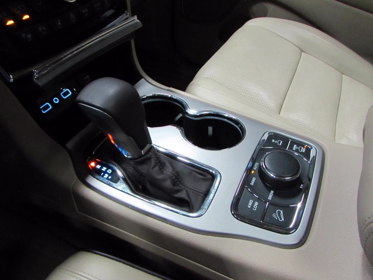 2019 Ivory 3-Coat Jeep Grand Cherokee Overland 4X4 SUV