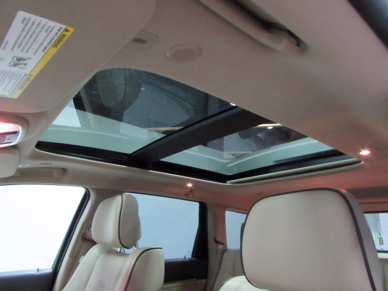 2019 Ivory 3-Coat Jeep Grand Cherokee Overland 4X4 SUV