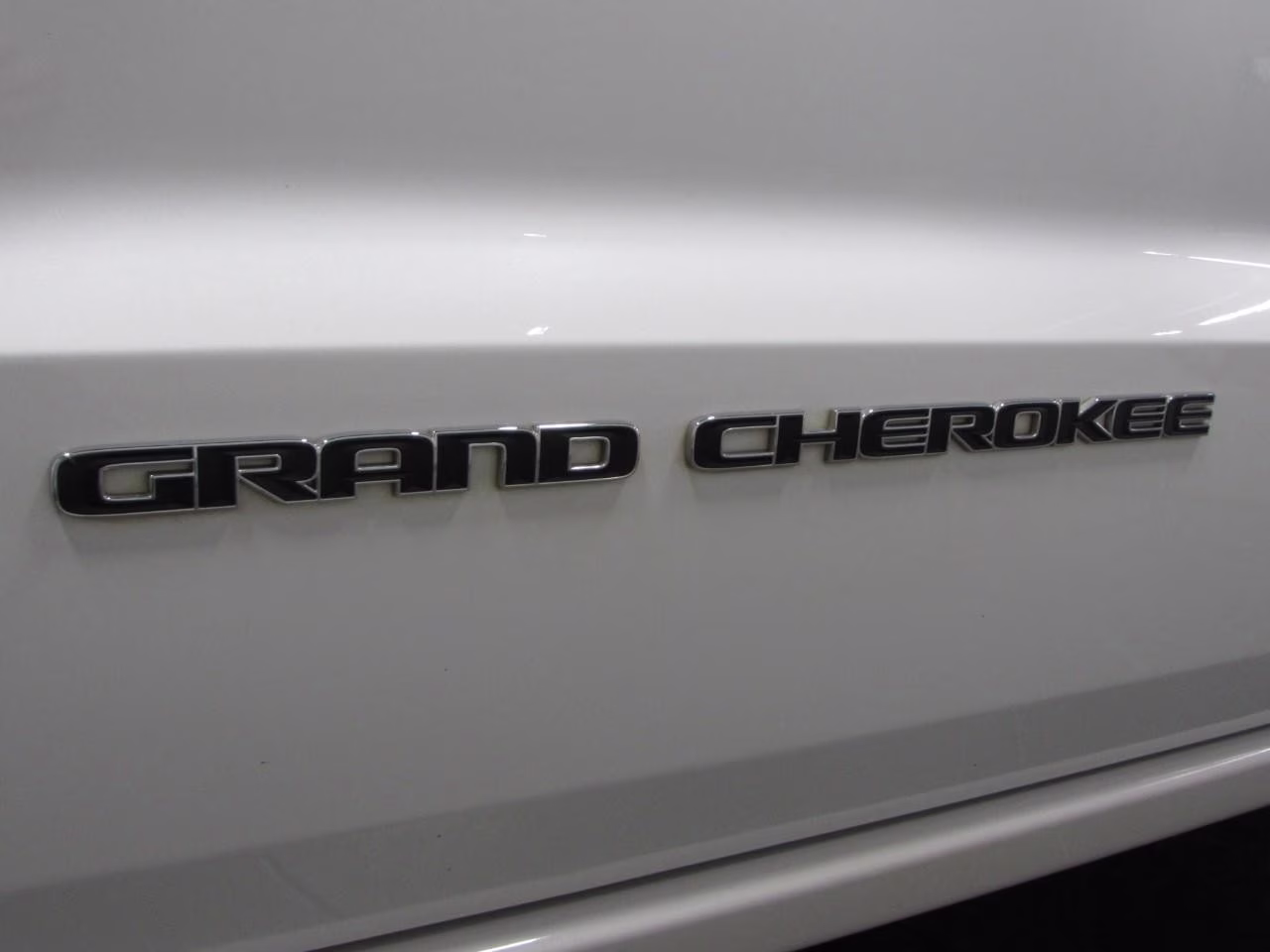 2019 Ivory 3-Coat Jeep Grand Cherokee Overland 4X4 SUV