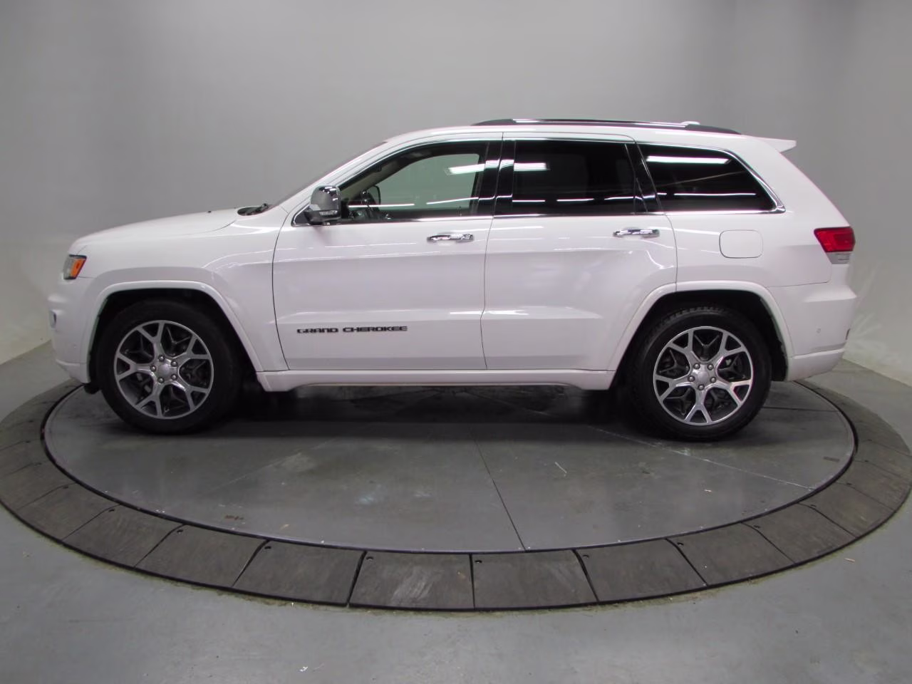 2019 Ivory 3-Coat Jeep Grand Cherokee Overland 4X4 SUV