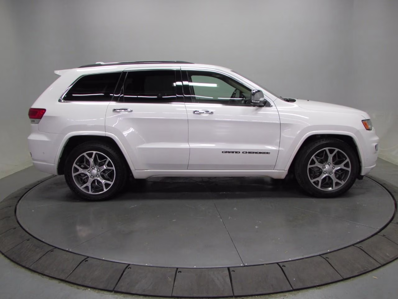 2019 Ivory 3-Coat Jeep Grand Cherokee Overland 4X4 SUV