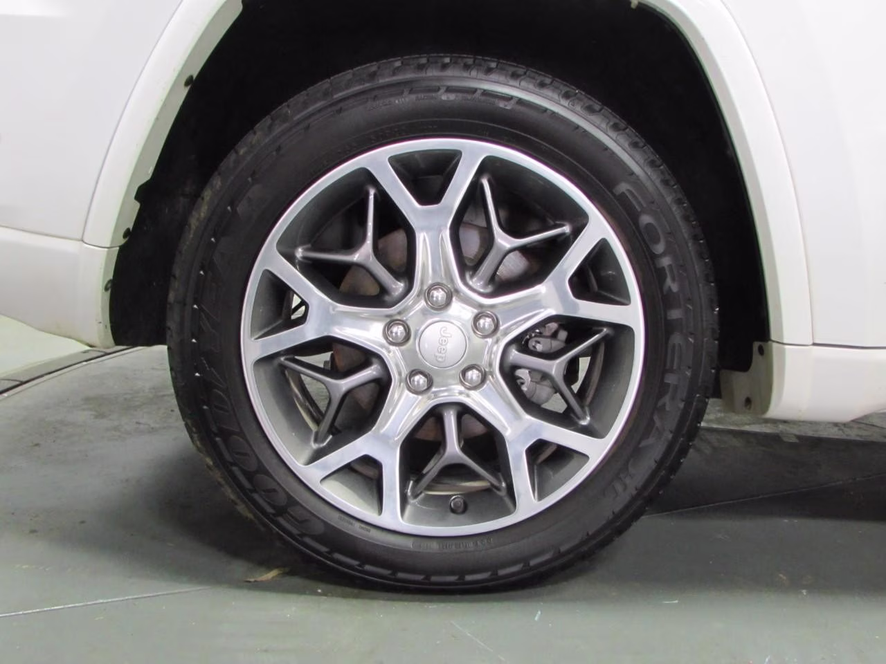 2019 Ivory 3-Coat Jeep Grand Cherokee Overland 4X4 SUV