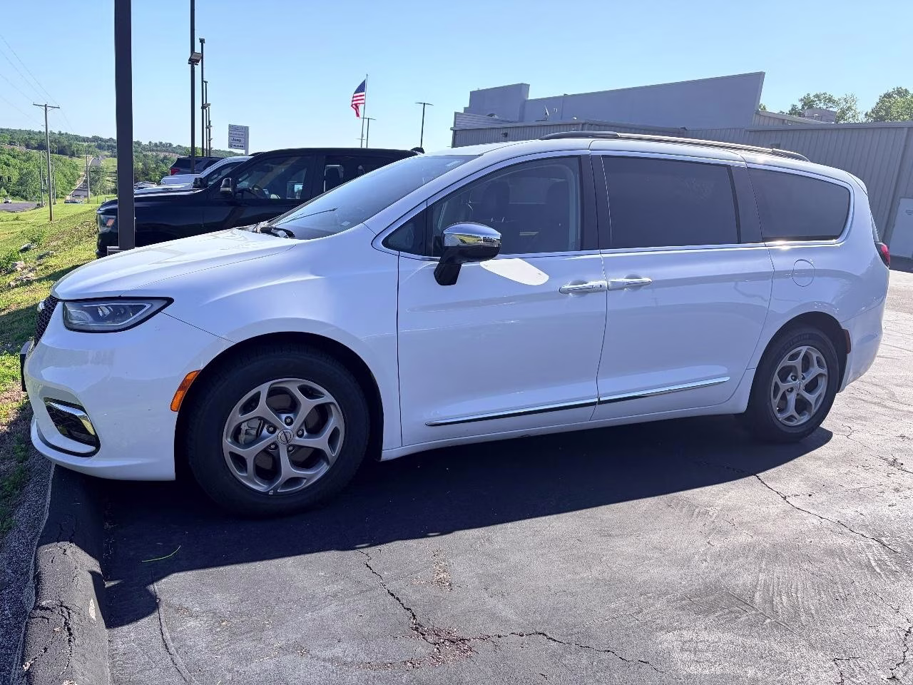 2023 WHITE Chrysler Pacifica Limited FWD Van