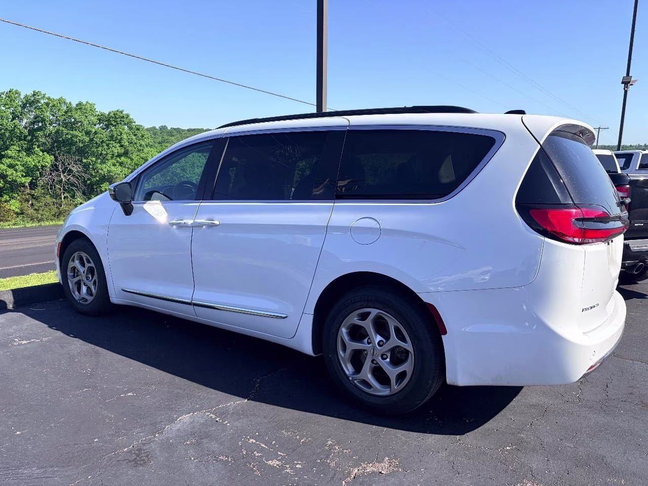 2023 WHITE Chrysler Pacifica Limited FWD Van