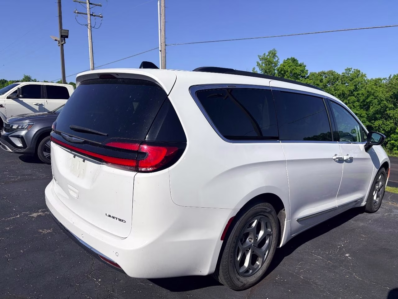 2023 WHITE Chrysler Pacifica Limited FWD Van