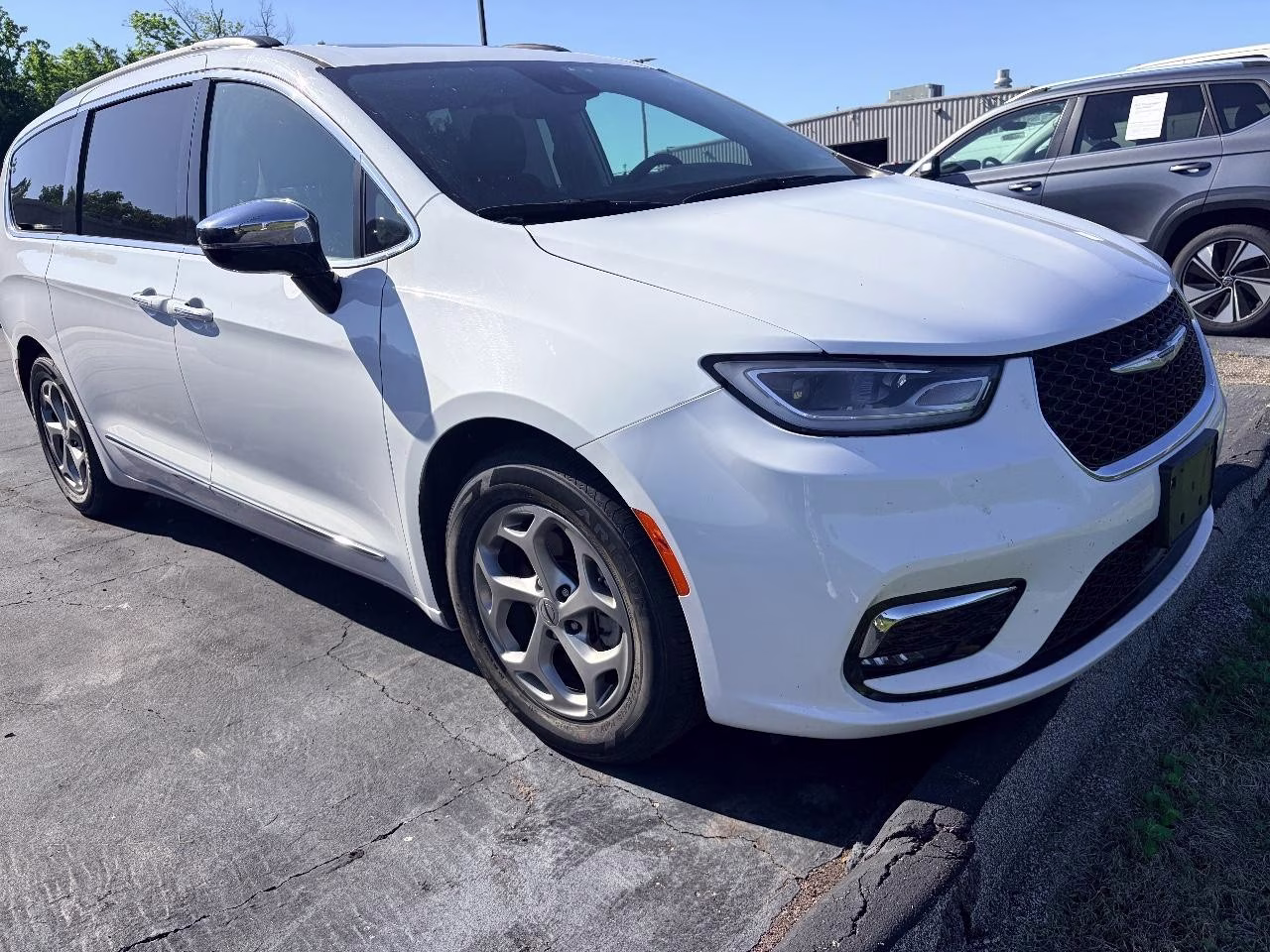 2023 WHITE Chrysler Pacifica Limited FWD Van