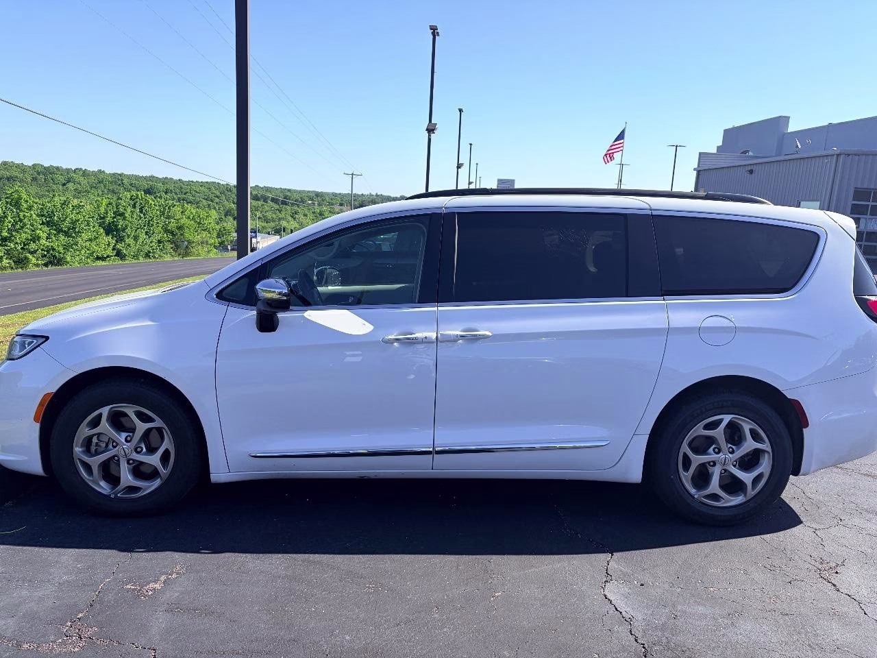 2023 WHITE Chrysler Pacifica Limited FWD Van
