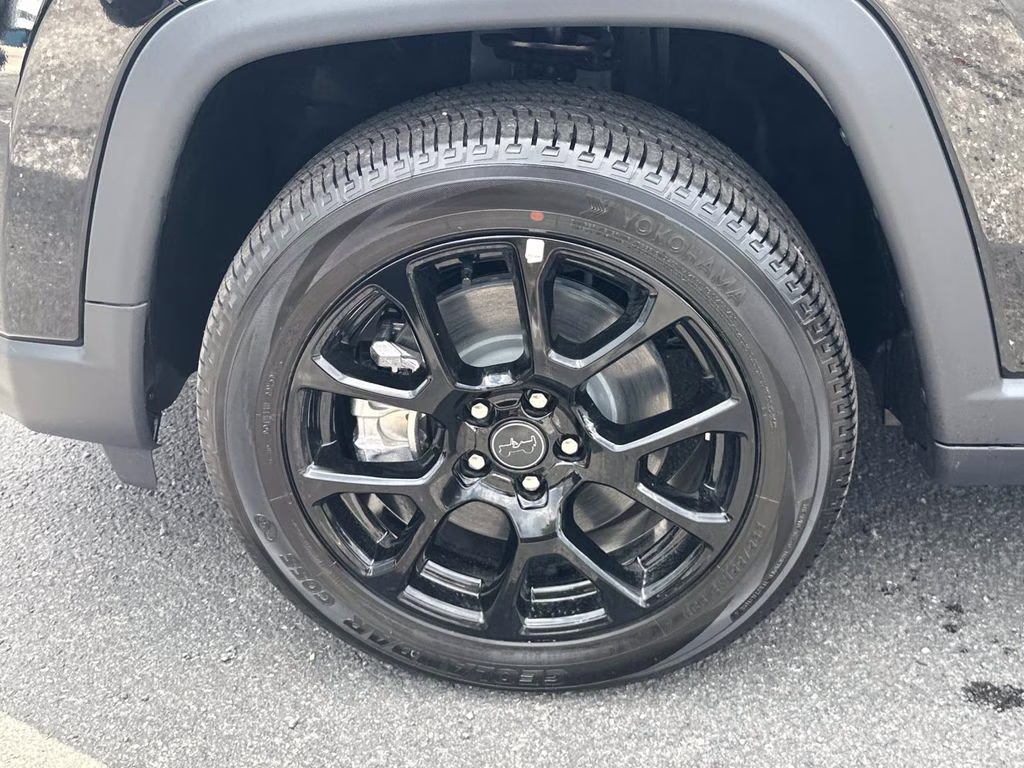 2026 Diamond Black Crystal Pearlcoat Jeep Compass Latitude 4X4 SUV