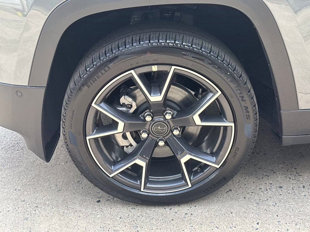 2026 Sting-Gray Clearcoat Jeep Cherokee Overland 4X4 SUV