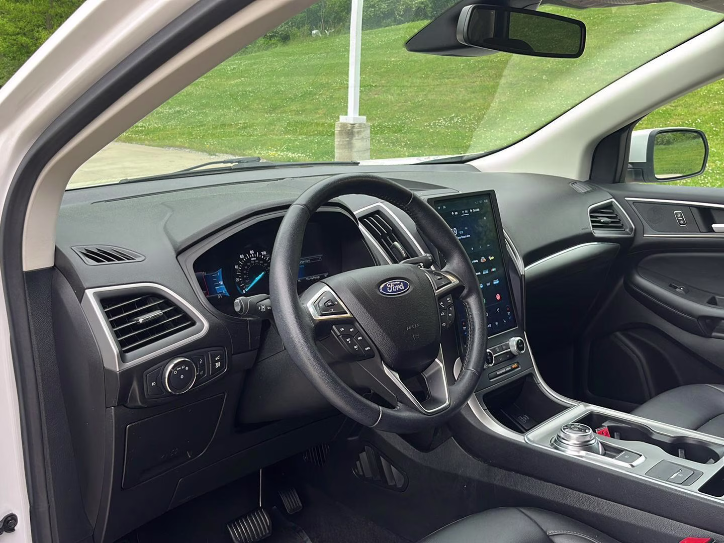2022 Star White Metallic Tri-Coat Ford Edge SEL AWD SUV