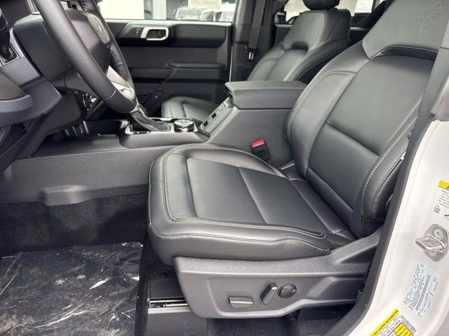 2026 Oxford White Ford Bronco Badlands 4X4 SUV