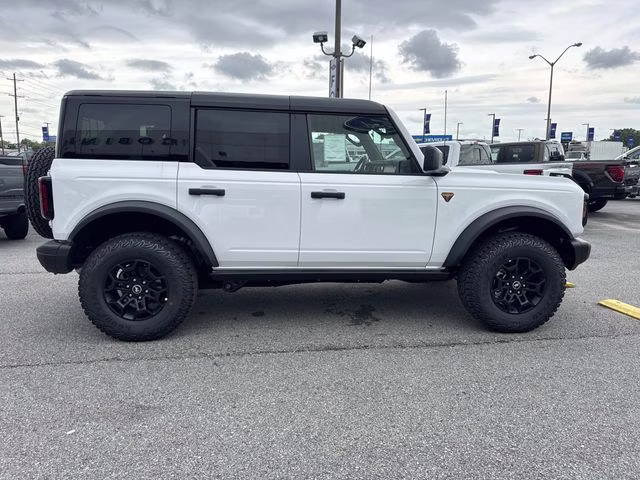 2026 Oxford White Ford Bronco Badlands 4X4 SUV