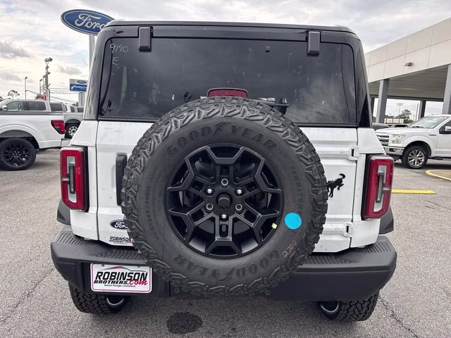 2026 Oxford White Ford Bronco Badlands 4X4 SUV