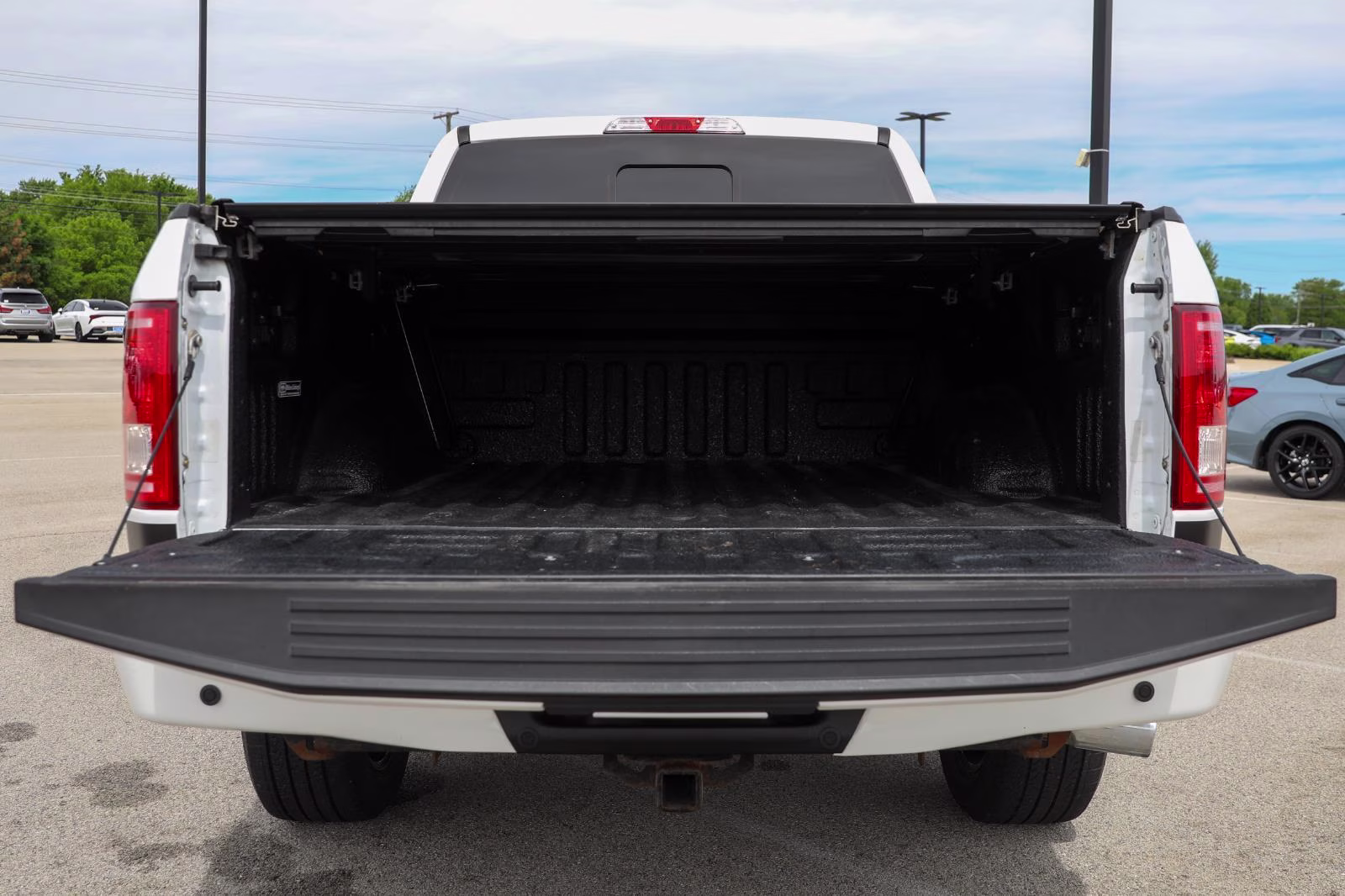 2017 Oxford White Ford F-150 XLT 4X4 Truck