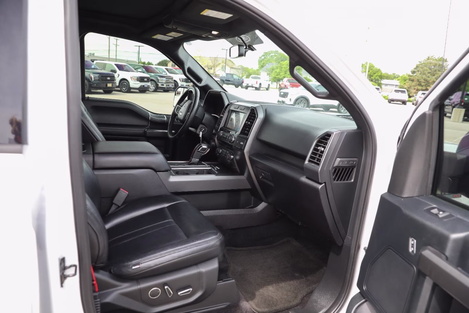 2017 Oxford White Ford F-150 XLT 4X4 Truck