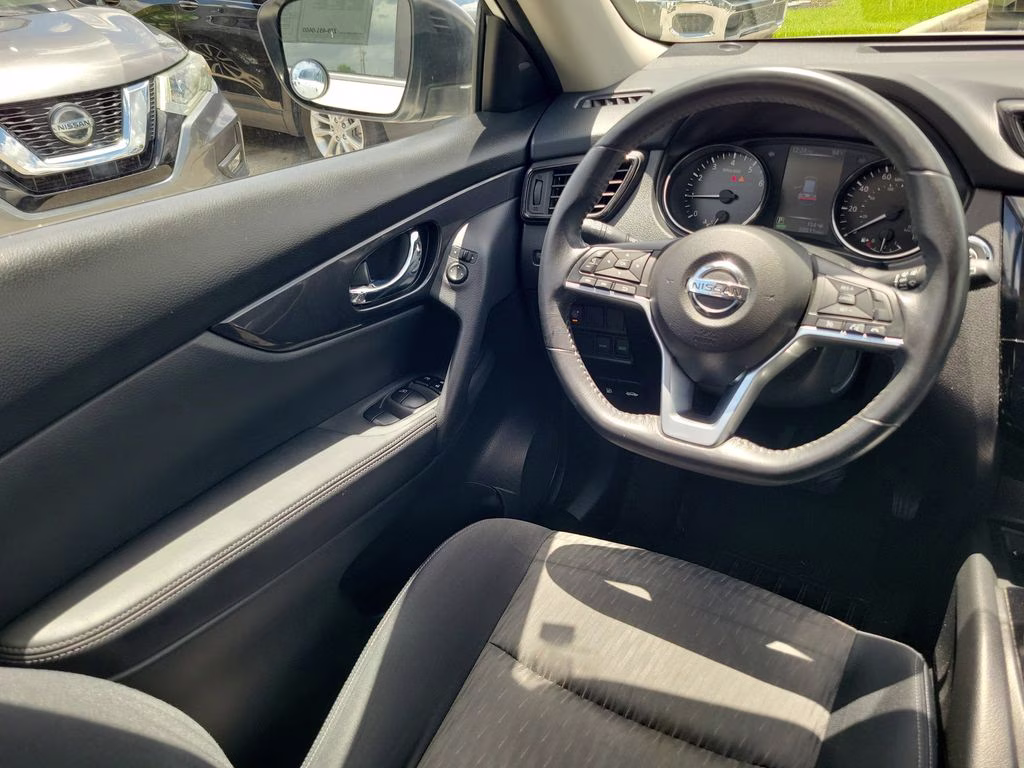 2017 Pearl White Nissan Rogue SV FWD SUV